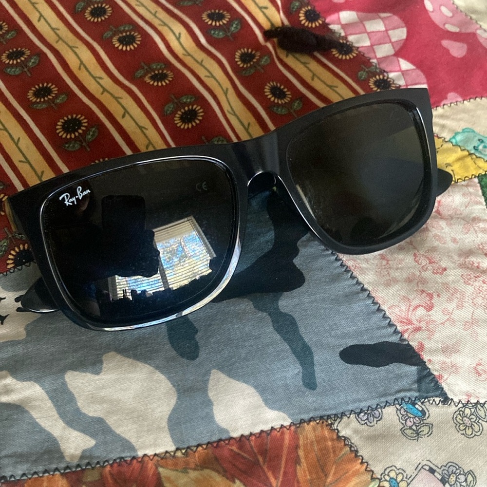 Black Ray-Ban Sunglasses